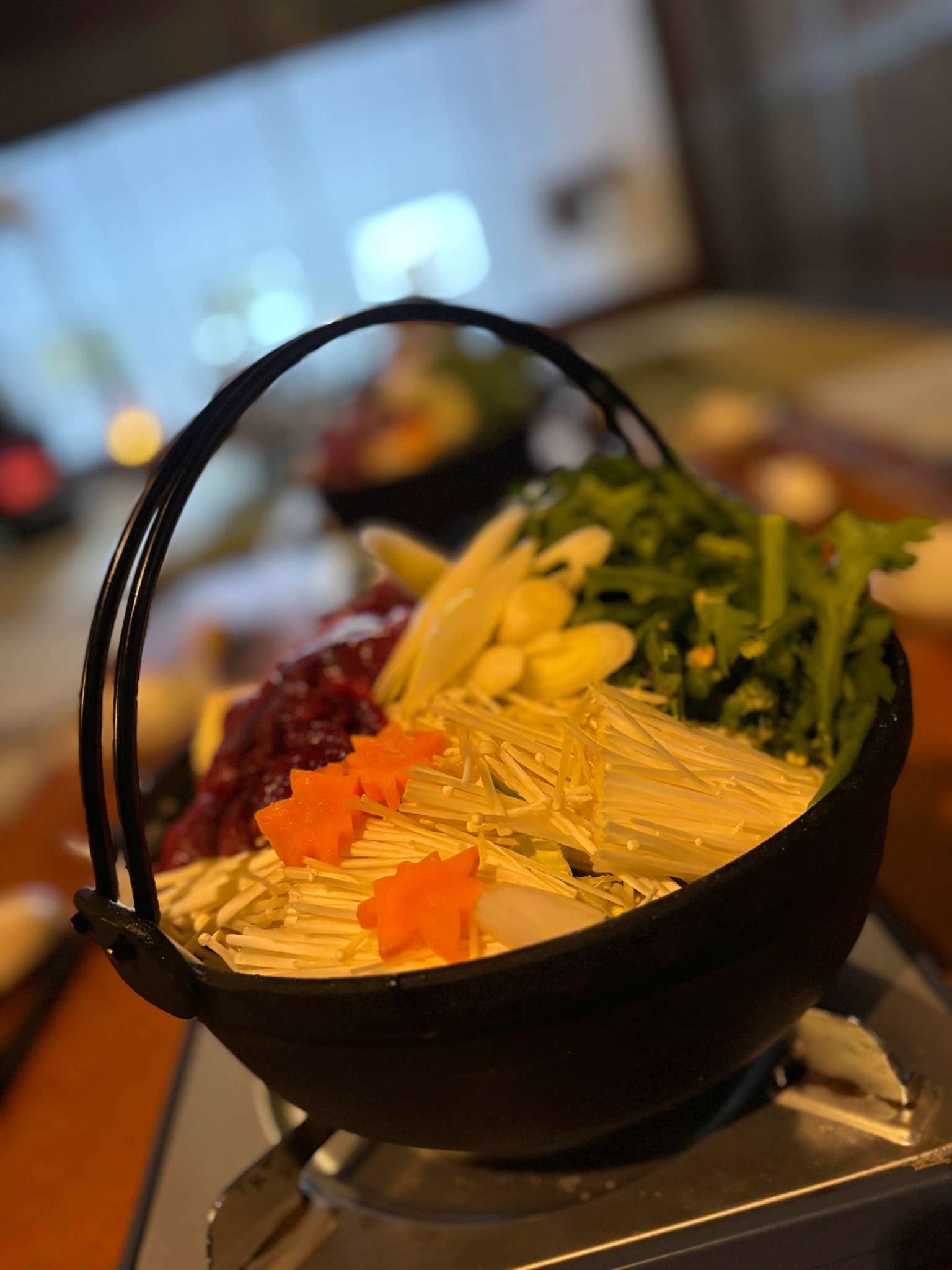 ジビエ肉ときのこ、野菜を盛り付けた夕食の鍋